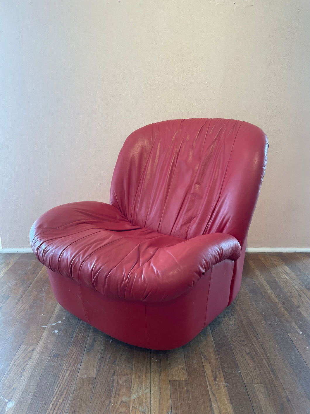 Vintage Red Leather Post Modern 1980'S Clamshell Swivel Lounger in the Style of Kagan