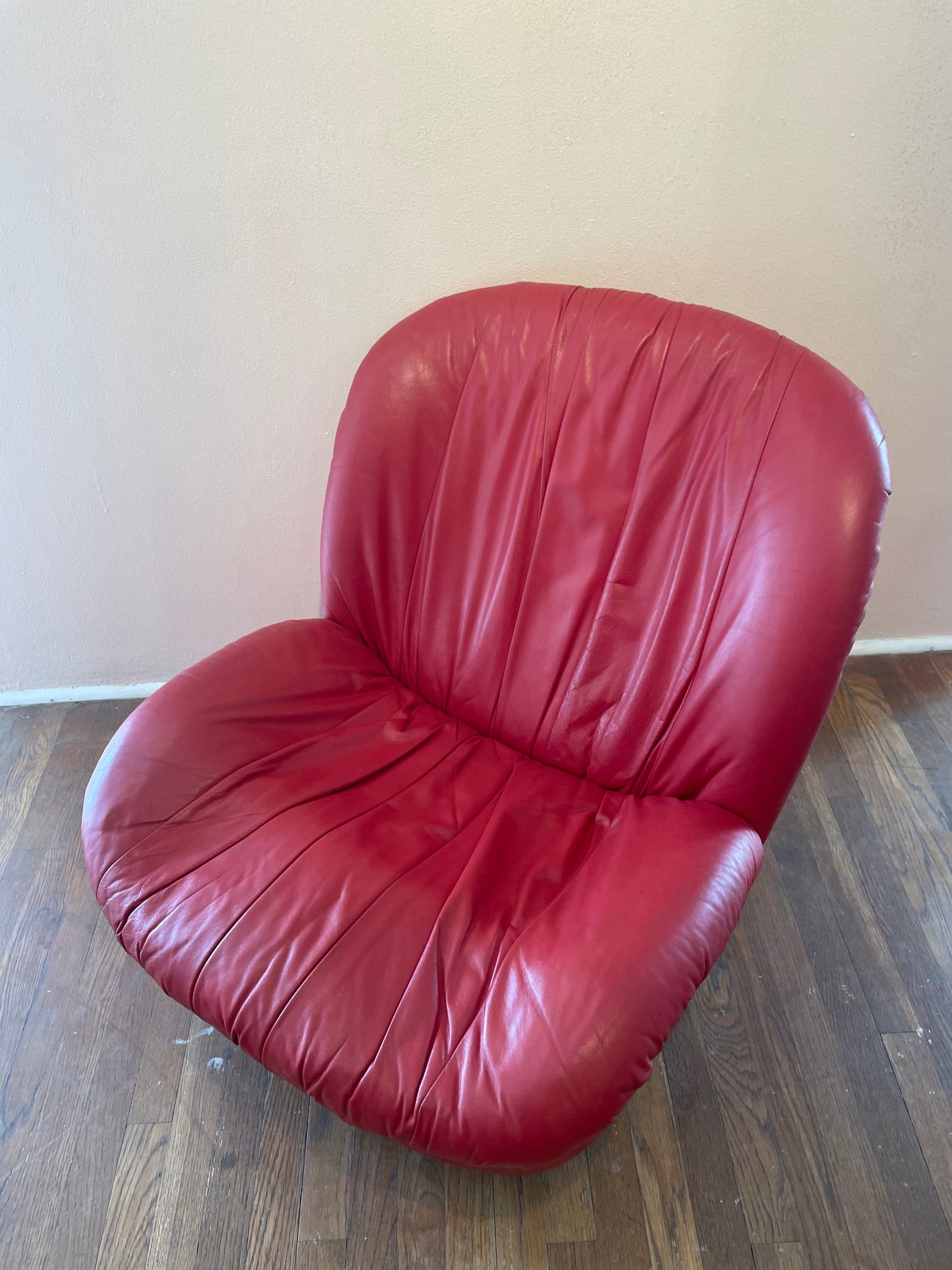 Vintage Red Leather Post Modern 1980'S Clamshell Swivel Lounger in the Style of Kagan