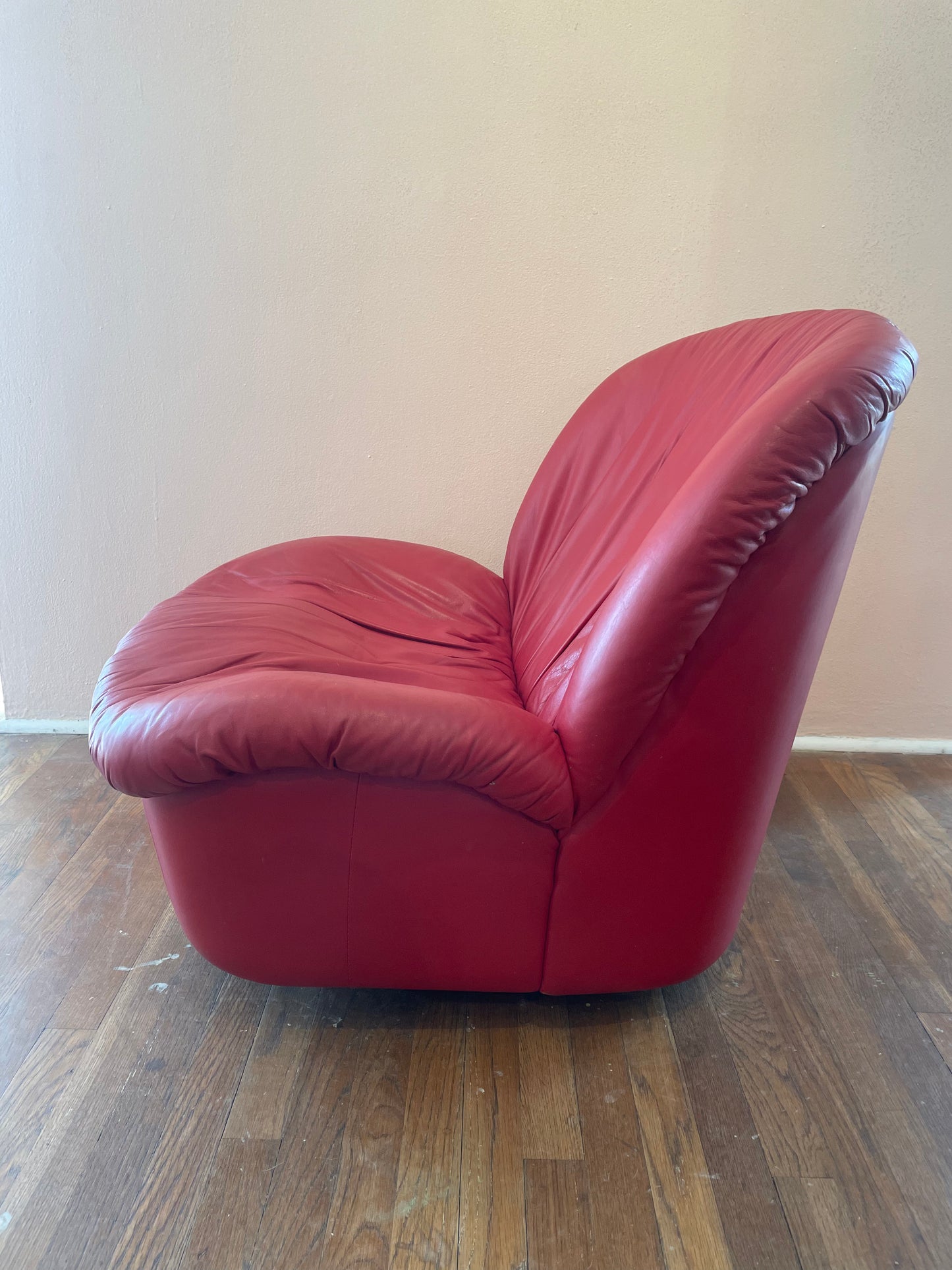 Vintage Red Leather Post Modern 1980'S Clamshell Swivel Lounger in the Style of Kagan