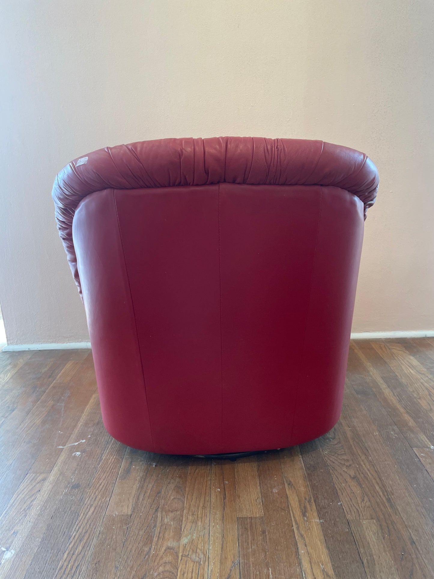 Vintage Red Leather Post Modern 1980'S Clamshell Swivel Lounger in the Style of Kagan