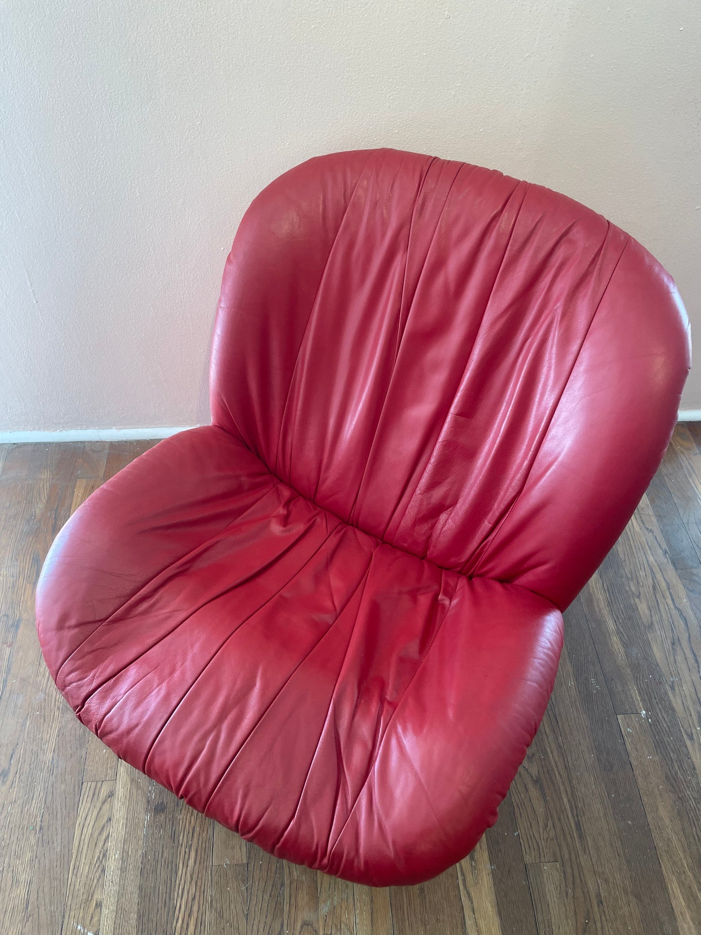 Vintage Red Leather Post Modern 1980'S Clamshell Swivel Lounger in the Style of Kagan