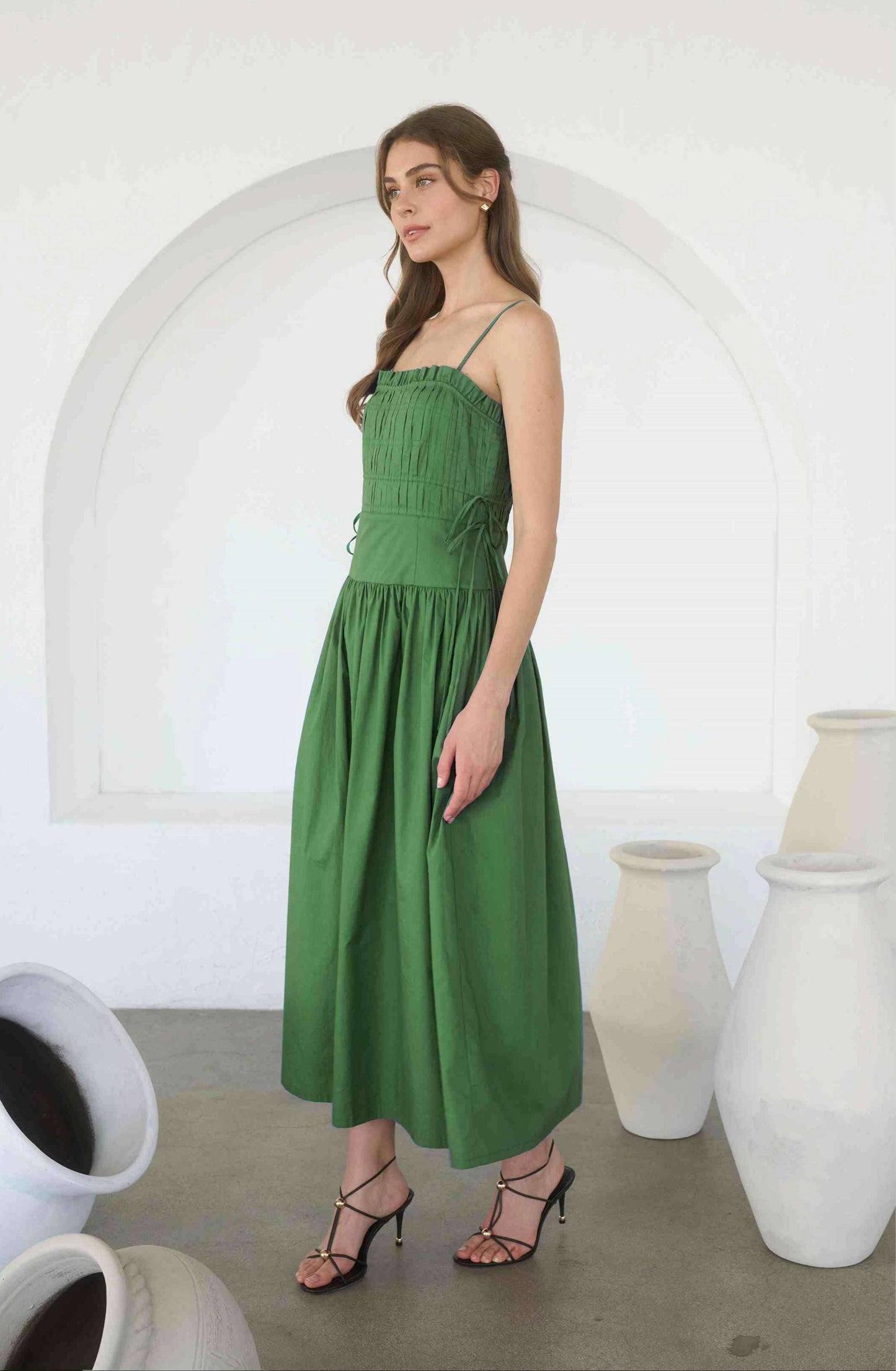 SPAGHETTI SIDE TIE STRAP DETAIL PLEATED MIDI DRESS: MOSS GREEN
